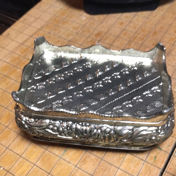 Embossed Silver Metal Jewelry Box Courting Couples GVC Japan 3.75”Lx2.5”Wx2”H - Picture 12 of 12